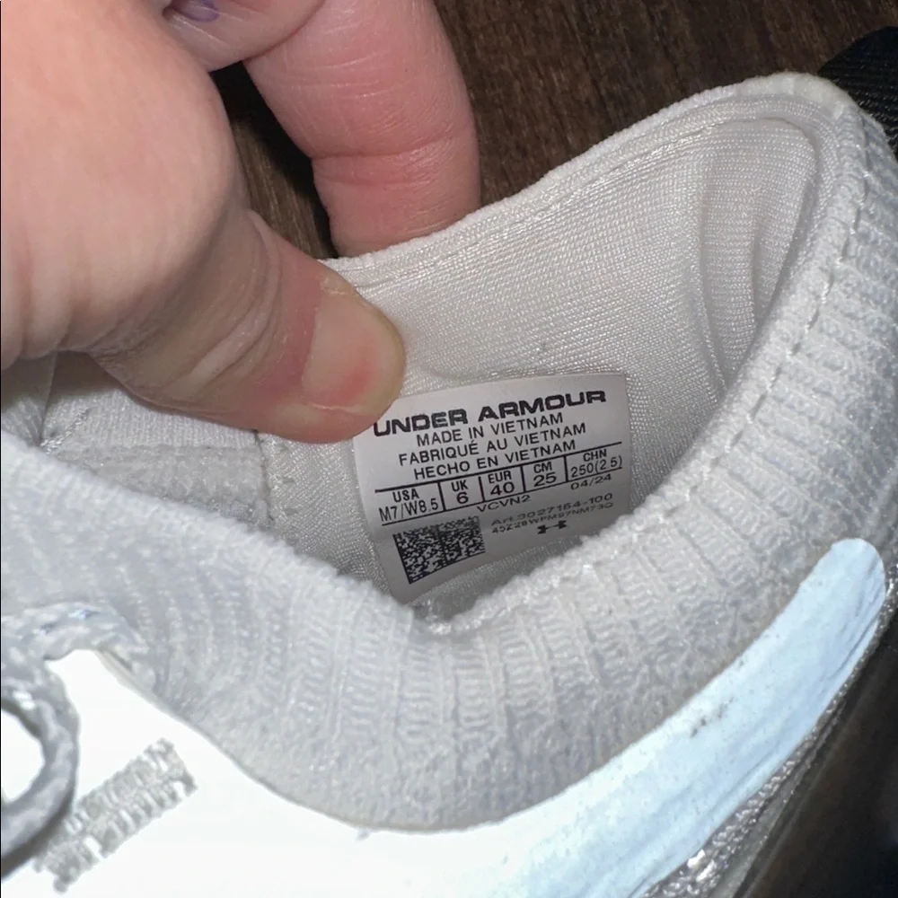 Under Armour HOVR Phantom 3 SE‎ Woman's Size 8.5 White and Black EEUC